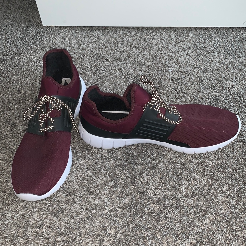 Running shoes in burgundy with reflective laces
